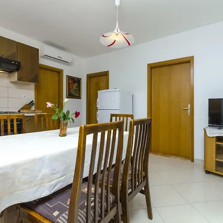 Karmela Apartment *